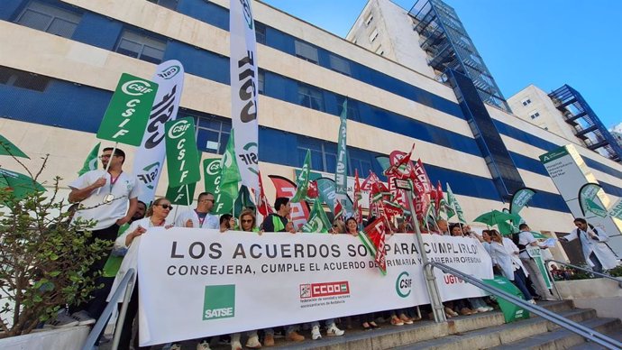 Protesta en el Hospital Puerta del Mar de Cádiz capital por el "incumplimiento" del Pacto de Atención Primaria y carrera profesional.