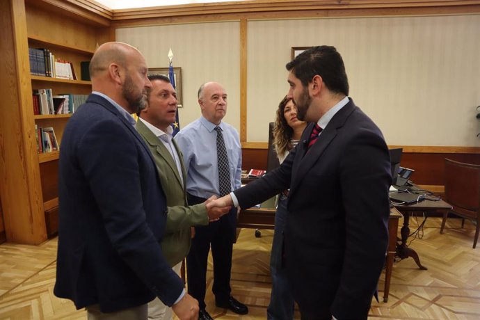 El vicepresidente primero del Gobierno de Aragón, Alejandro Nolasco, saluda al torero y director de la Escuela Taurina Oscense, Ricardo Aguín, en el Día Internacional de la Tauromaquia.