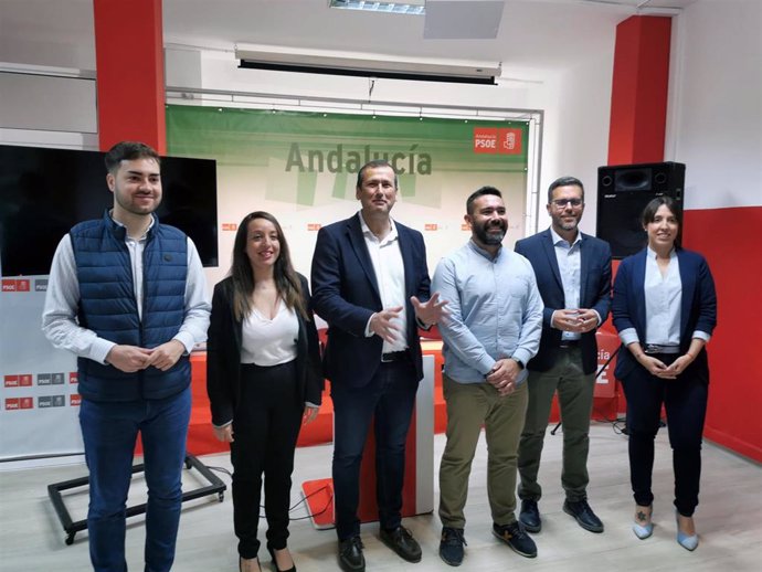 El diputado provincial del PSOE, Manuel Lara, junto al secretario general del PSOE de Antequera, Kiko Calderón, y al portavoz socialista en el Ayuntamiento de Villanueva de Tapia, Manuel Sillero, en rueda de prensa en la sede comarcal del partido.