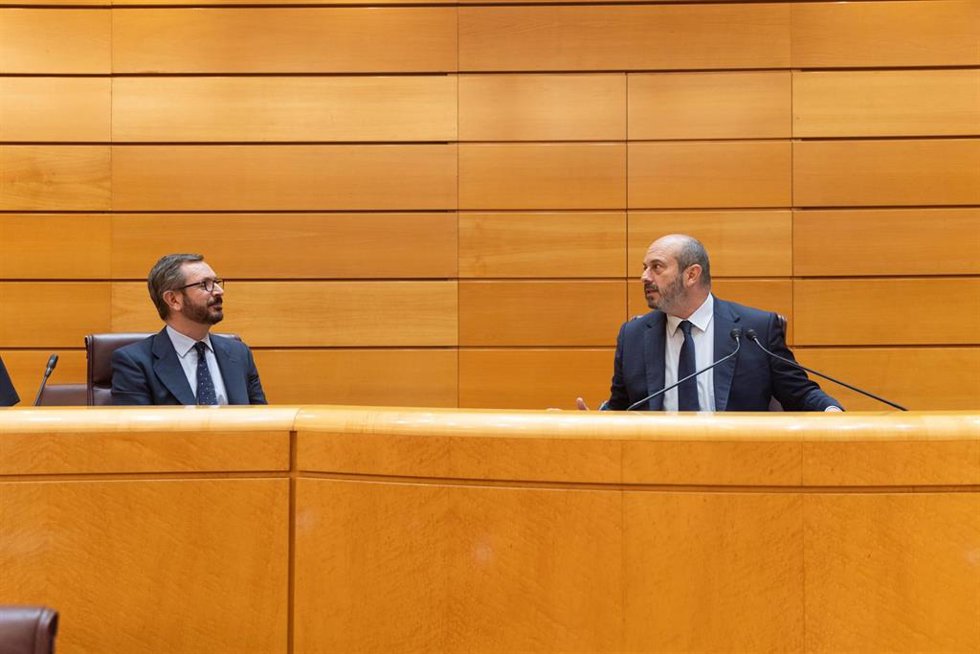 El portavoz del PP en el Senado, Javier Maroto (i), y el presidente del Senado, Pedro Rollán (d), durante una sesión plenaria, en el Senado, a 14 de mayo de 2024, en Madrid (España). La Ley de Amnistía da hoy su último paso en el Senado, cuando el PP h