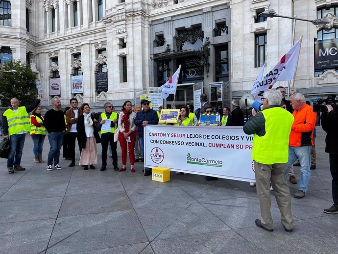 Vecinos de Montecarmelo se concentran frente al Palacio de Cibeles tras presentar más de 14.000 firmas en rechazo a la instalación del cantón