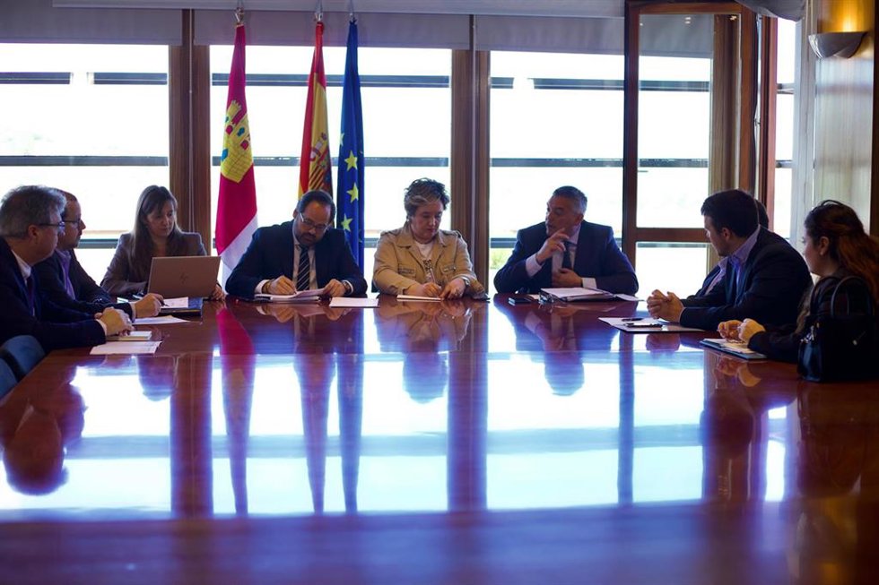 El presidente del PP, Paco Núñez, junto a representantes del PP en la FEMP