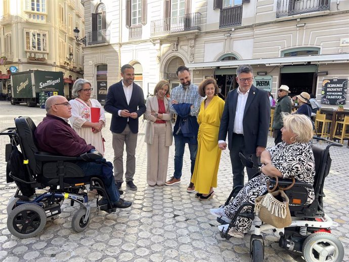 El portavoz municipal del PSOE, Daniel Pérez, junto con los ediles del PSOE Begoña Medina Mari Carmen Sánchez;  Mariano Ruiz, Jorge Quero y Rosa del Mar Rodríguez