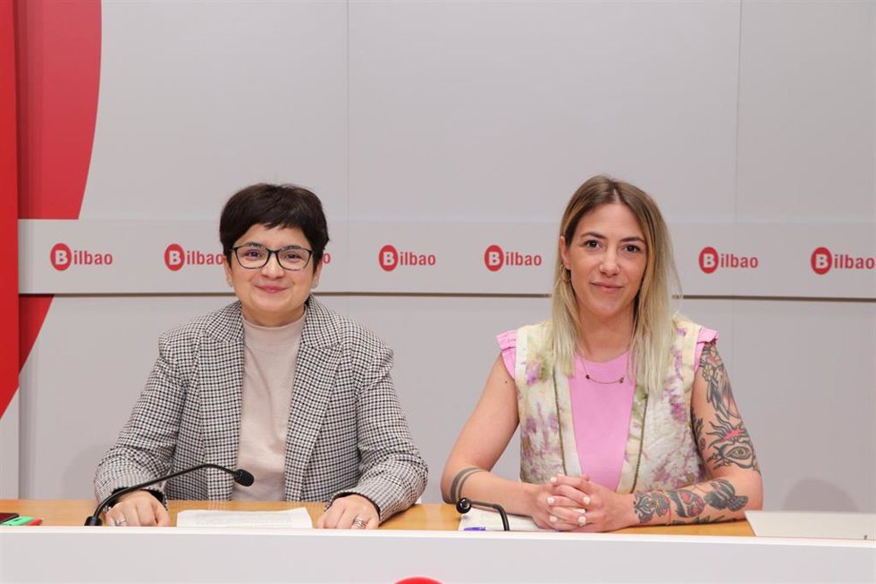 Imagen de la portavoz EH Bildu en Bilbao, María del Río, y la concejal Garazi Perea.