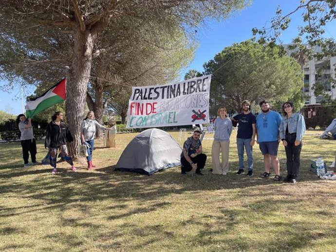 Miembros de Apdha apoyando la acampada de estudiantes en la UCA en solidaridad con Palestina.