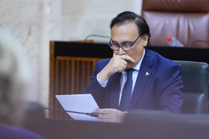 El consejero de Universidad de la Junta de Andalucía, José Carlos Gómez Villamandos, en el Pleno del Parlamento del 16 de mayo de 2024.