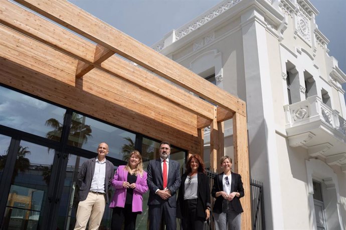 El director de Port Vell, David Pino; la consellera Natàlia Garriga; el presidente de Port de Barcelona, Lluís Salvadó; la primera teniente de alcalde de Barcelona, Laia Bonet; y la directora de Obra de Port de Barcelona, Gemma Peñalver, este jueves.