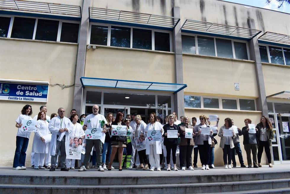 Concentración en el PAC de Villacañas en protesta por la agresión sufrida el pasado domingo por algunos trabajadores del centro.