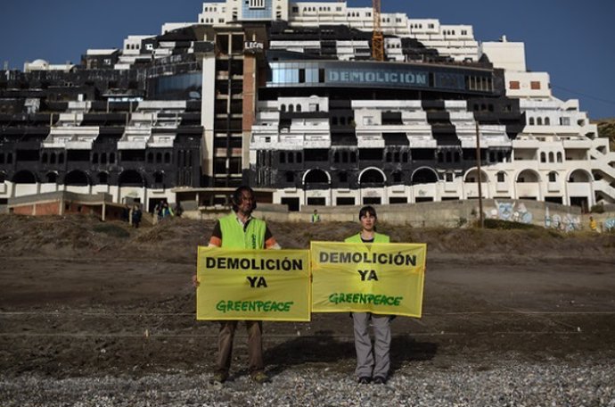 Archivo - Activistas de Greenpeace frente al hotel de El Algarrobico.