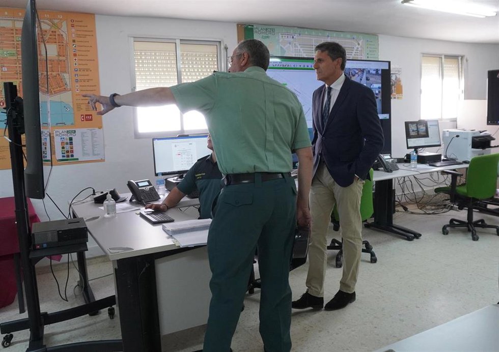 El delegado del Gobierno de España en Andalucía, Pedro Fernández, en el centro de coordinación de seguridad desplegado en El Rocío (Huelva).