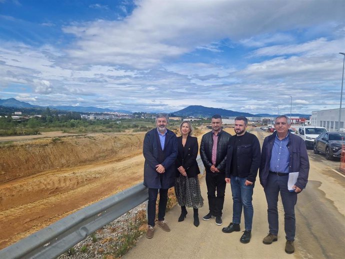 El consejero Alejandro Calvo; la teniente de alcale y concejala de Urbanismo, Susana Madera; el concejal de Infraestructuras, Javier Rodríguez; el viceconsejero de Infraestructuras,, Jorge García, y el director general de Infraestrcuturas, Manuel Calvo.