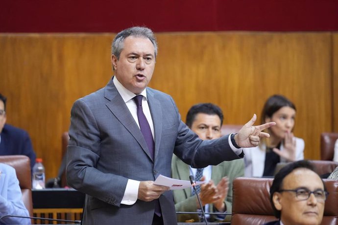 El secretario general del PSOE-A, Juan Espadas, en el Pleno del Parlamento andaluz.