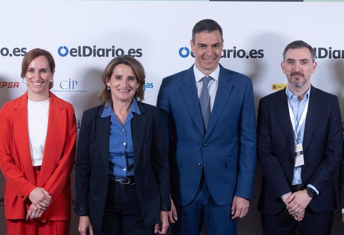 (I-D) La ministra de Sanidad, Mónica García; la vicepresidenta tercera y ministra para la Transición Ecológica y el Reto Demográfico, Teresa Ribera; el presidente del Gobierno, Pedro Sánchez, y el director de eldiario.es, Ignacio Escolar