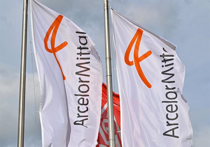 Archivo - FILED - 14 March 2023, Brandenburg, Eisenhüttenstadt: Flags of the steel producer ArcelorMittal are waving in the wind. Photo: Patrick Pleul/dpa