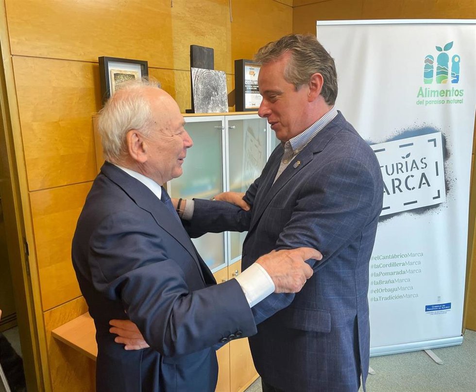 El fundador de Industrias Lácteas Asturianas (Ilas-Reny Picot), Francisco Rodríguez, saluda al consejero de Medio Rural y Política Agraria, Marcelino Marcos.