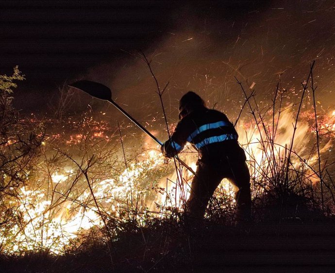 Archivo - Bombero del 112 interviene en la extinción de un incendio