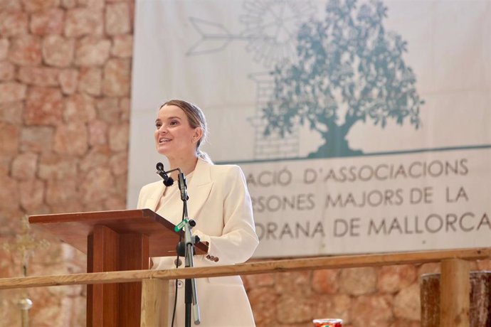 La presidenta del Govern, Marga Prohens, dirige unas palabras en una visita al Santuari de Lluc.