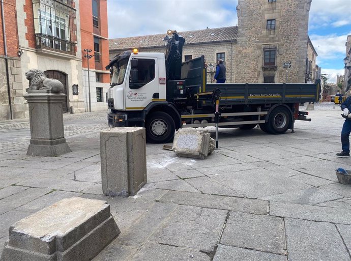 Trabajadores de los servicios municipales han retirado esta mañana uno de los leones de la plaza de la Catedral de Ávila