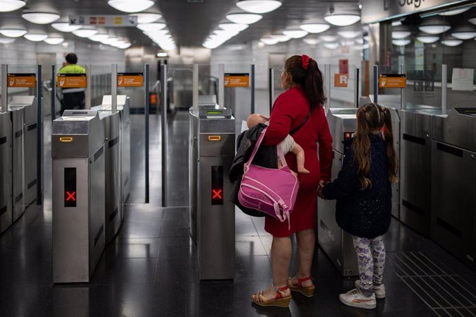Dos personas en la estación de Renfe y Metro 'La Sagrera', a 12 de mayo de 2024, en Barcelona, Catalunya (España)