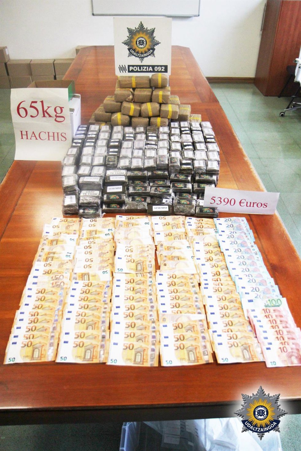 Los registros en dos vehículos y otras tantas viviendas permitieron localizar cerca de 65 kilos de hachís y alrededor de 5.500 euros