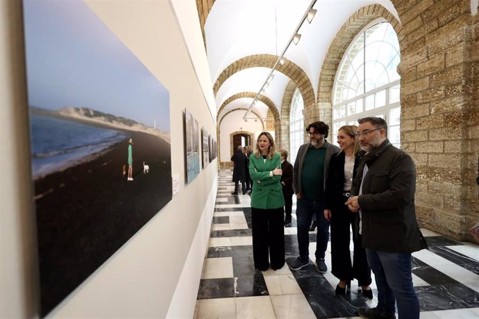 Archivo - La presidenta de Diputación y la diputada de Cultura en la inauguración de 'Fotocrónica. Un año de fotoperiodismo'.