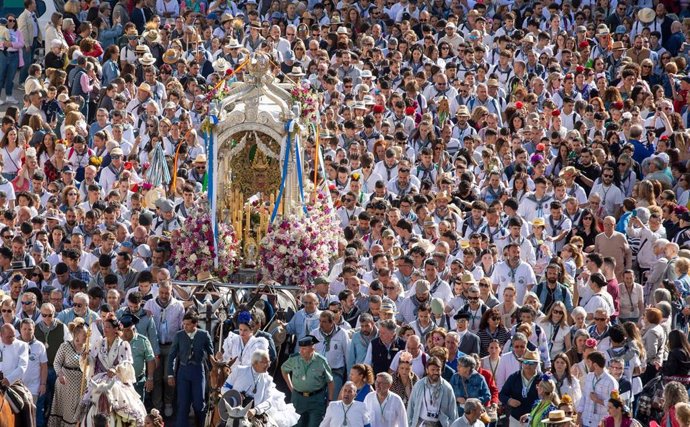 Salida de la Hermandad de Huelva por las calles de ciudad.