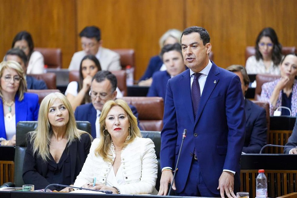 El presidente de la Junta de Andalucía, Juanma Moreno, interviene en la segunda jornada del Pleno del Parlamento andaluz. A 16 de mayo de 2024, en Sevilla (Andalucía, España). Segunda jornada de Pleno, con Sesión de Control al Gobierno y preguntas de lo