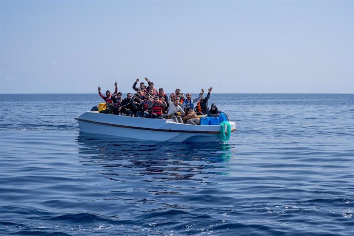 Archivo - Embarcación con personas migrantes frente a las costas de Libia.