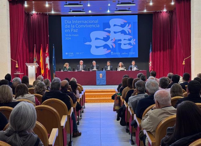 Asistente a la jornada organizada por la Universidad de Burgos con motivo del  Día Internacional de la Convivencia en Paz.