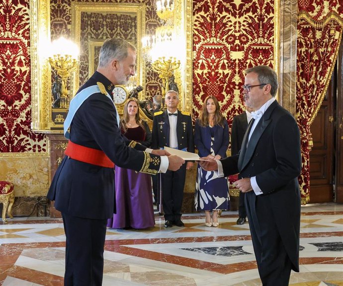 El Rey Felipe VI (i) recibe la carta credencial del embajador de la República Argentina, Roberto Sebastián Bosch Estévez (d), en el Palacio Real de Madrid, a 16 de mayo de 2024, en Madrid (España).