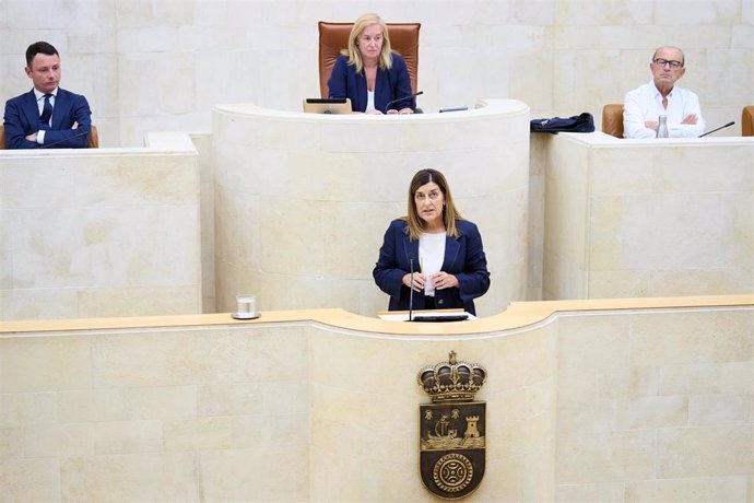 Archivo - La presidenta de Cantabria, María José Sáenz de Buruaga Gómez, en el Parlamento