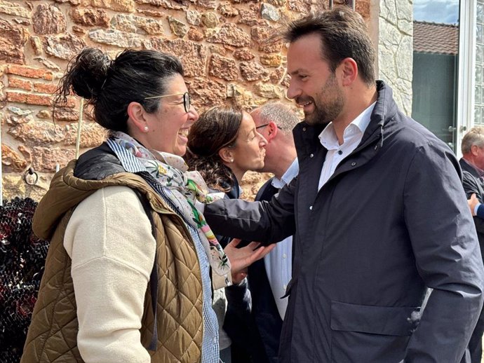 El presidente del PP de Asturias, Álvaro Queipo en una visita a una explotación ganadera de Gozón.