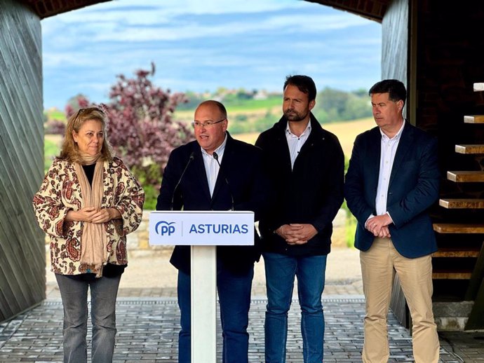 El portavoz del PP en el Congreso, Miguel Tellado, comparece ante los medios en una visita a una ganadería de Gozón, en Asturias.