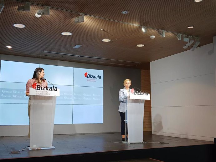 Las diputadas vizcaínas Leixuri Arrizabalaga y Ainara Basurko en rueda de prensa.