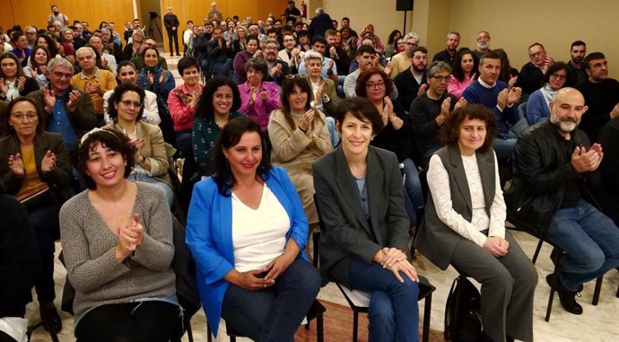 La portavoz nacional del BNG, Ana Pontón, y la candidata a las elecciones europeas, Ana Miranda, junto a cargos y alcaldes del BNG en un acto en Santiago