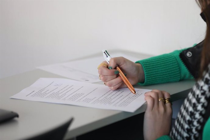 Archivo - Una alumna en un examen.