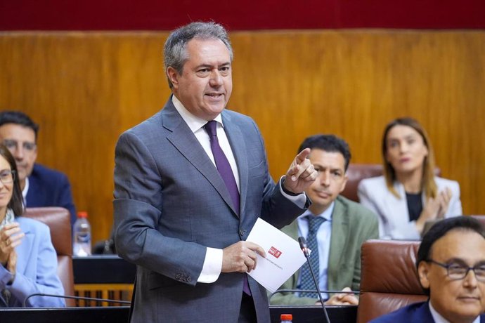 El secretario general del PSOE A, Juan Espadas, interviene en la segunda jornada del Pleno del Parlamento andaluz. A 16 de mayo de 2024, en Sevilla (Andalucía, España). Segunda jornada de Pleno, con Sesión de Control al Gobierno y preguntas de los grupos 