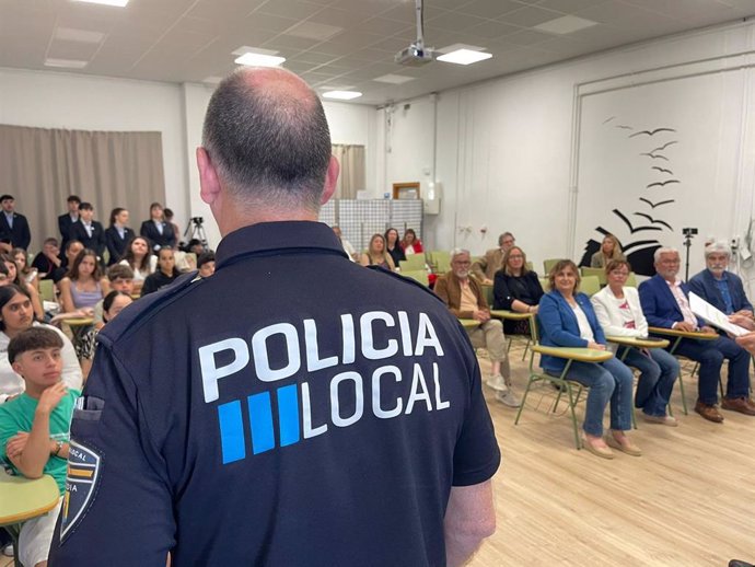 Un agente de Policía Local, en uno de los talleres.