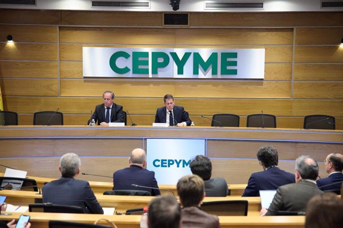 El vicepresidente de Cepyme, Ángel Nicolás (i) y el presidente de Cepyme, Gerardo Cuerva (d), inauguran unas jornadas sobre 'El impacto del absentismo en las pymes'. 