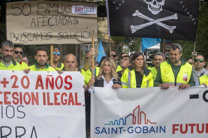 La vicepresidenta segunda del Gobierno y ministra de Trabajo y Economía Social, Yolanda Díaz (c),  participa en una manifestación tras reunirse con el comité de empresa y una representación de trabajadoras y trabajadores de la factoría Saint Gobain Crista