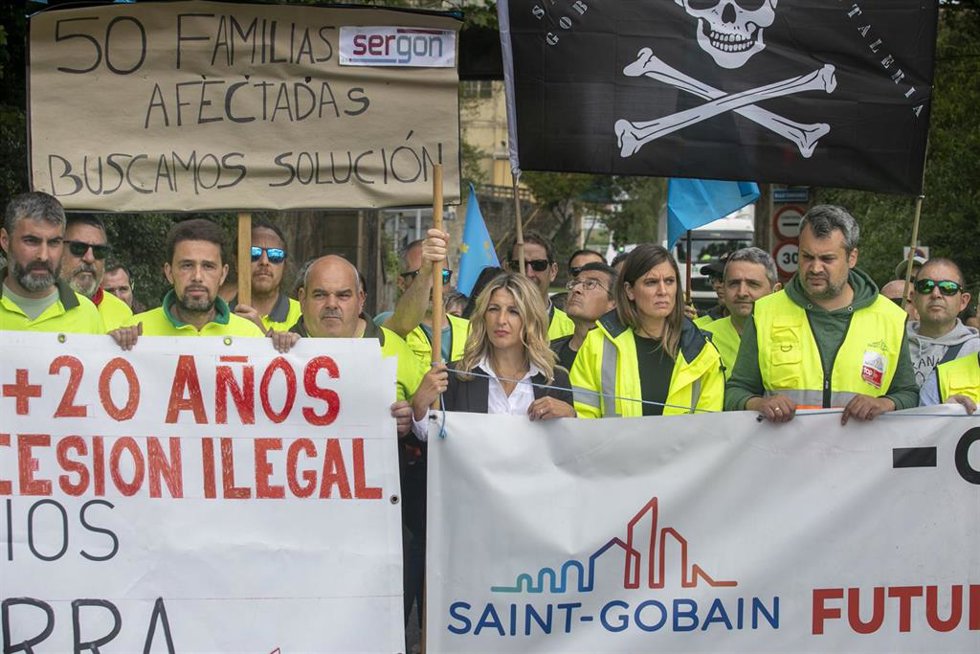 La vicepresidenta segunda del Gobierno y ministra de Trabajo y Economía Social, Yolanda Díaz (c), participa en una manifestación tras reunirse con el comité de empresa y una representación de trabajadoras y trabajadores de la factoría Saint Gobain Cris