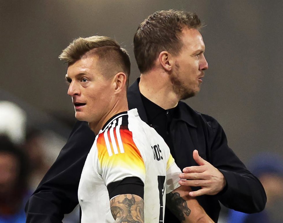 Archivo - Toni Kroos, jugador alemán, junto al seleccionador alemán Julian Nagelsmann.