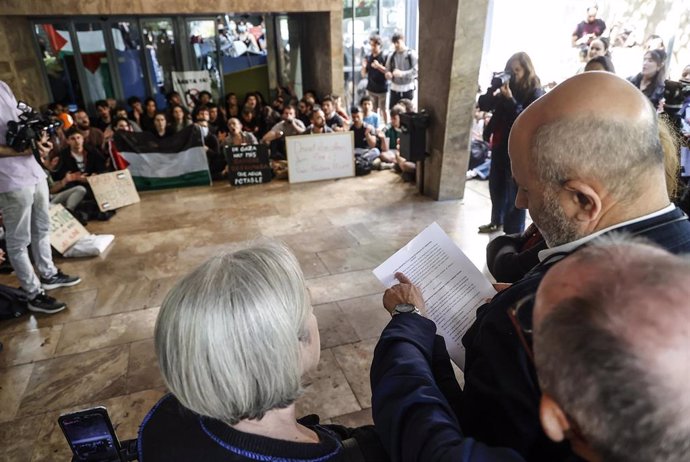 Los estudiantes de la Universitat de València entregan un manifiesto al Vicerrector de Ordenación Académica y Profesorado, Ernest Cano, en el marco de la acampada propalestina, en la Facultad de Filosofía y Ciencias de la Educación