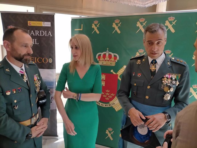 La delegada del Gobierno en la Región de Murcia, Mariola Guevara, en el centro junto con el coronel jefe de la Zona de Murcia, Francisco Pulido, a la derecha