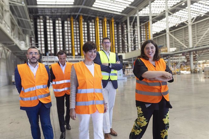 Isabel Rodríguez, en su visita a Porcelanosa