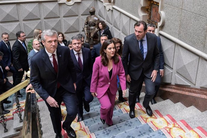 El presidente de la Xunta de Galicia, Alfonso Rueda, la alcaldesa de A Coruña, Inés Rey, y el ministro de Transportes y Movilidad Sostenible, Óscar Puente,  durante la presentación del Plan Director del Corredor Atlántico