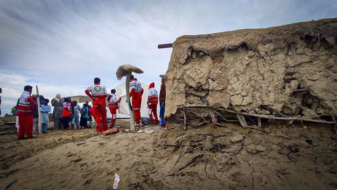 Archivo - Tarbajadores de los equipos de rescate tras unas inundaciones en la provincia de Sistán y Baluchistán, en el sureste de Irán (archivo)
