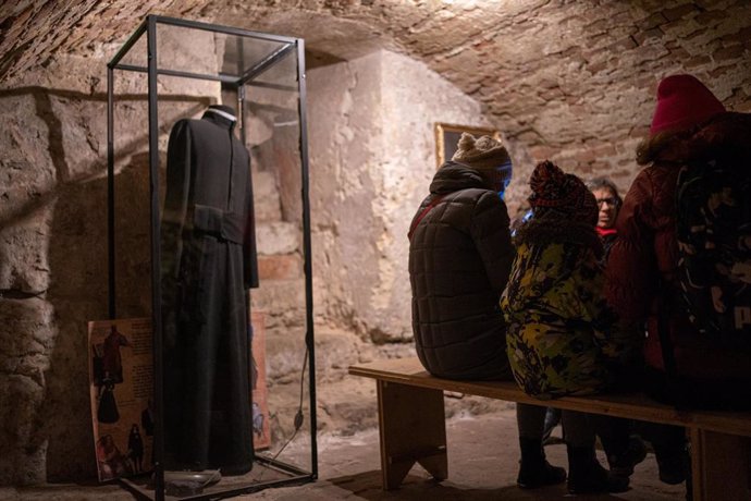 Archivo - Varias personas descansan en la cripta de una iglesia convertida en museo, que se usó como refugio en los primeros días en la guerra de Ucrania