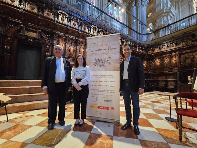 El canónigo Juan Manuel Parra, prefecto de Canto; la responsable de Artes Escénicas de la Fundación Unicaja, Gema Domínguez; y el director del coro de la catedral y coordinador artístico del ciclo, Antonio del Pino.