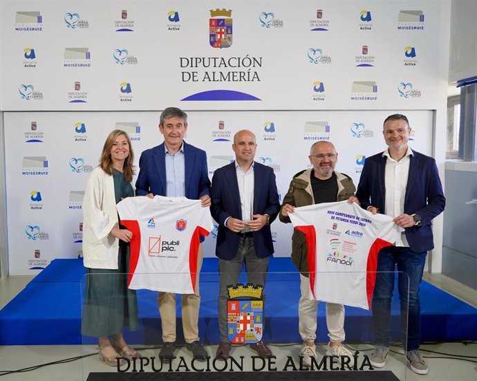 Autoridades durante la presentación del campeonato.